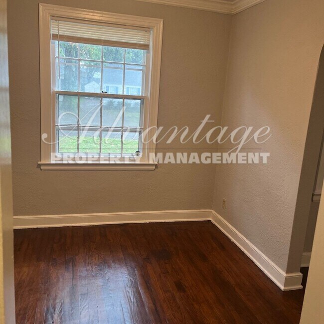 Building Photo - MOVE IN READY - Cute 2 Bedroom in East Mem...