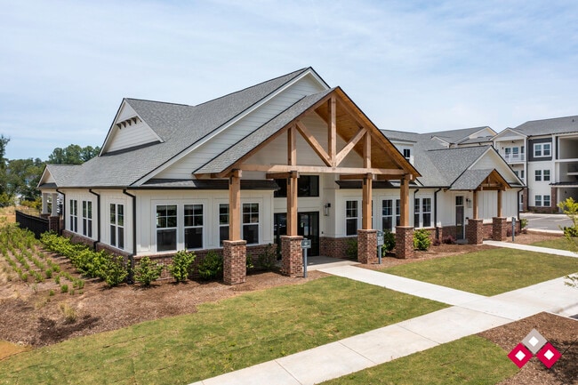 Building Photo - The Summit Hendersonville