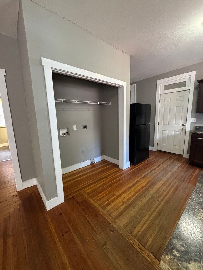 Foto del edificio - 5 Bedroom, 1 Bathroom Home