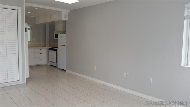 Foto del edificio - 4861 1/2 Narragansett Ave