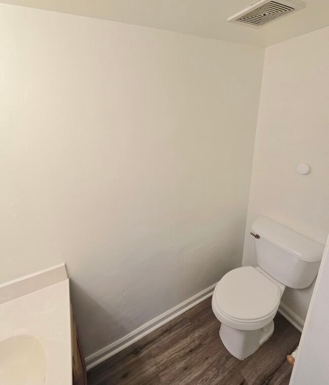 Building Photo - SPACIOUS 4 BED/2.5 TOWNHOME IN GREAT NECK!...