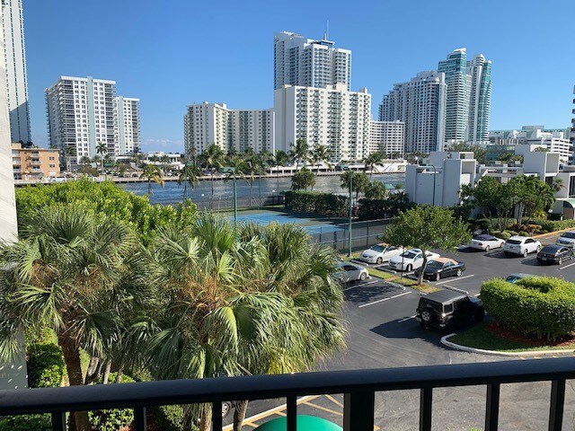 River View, Tennis, Pool, Community Center - 1000 Parkview Dr