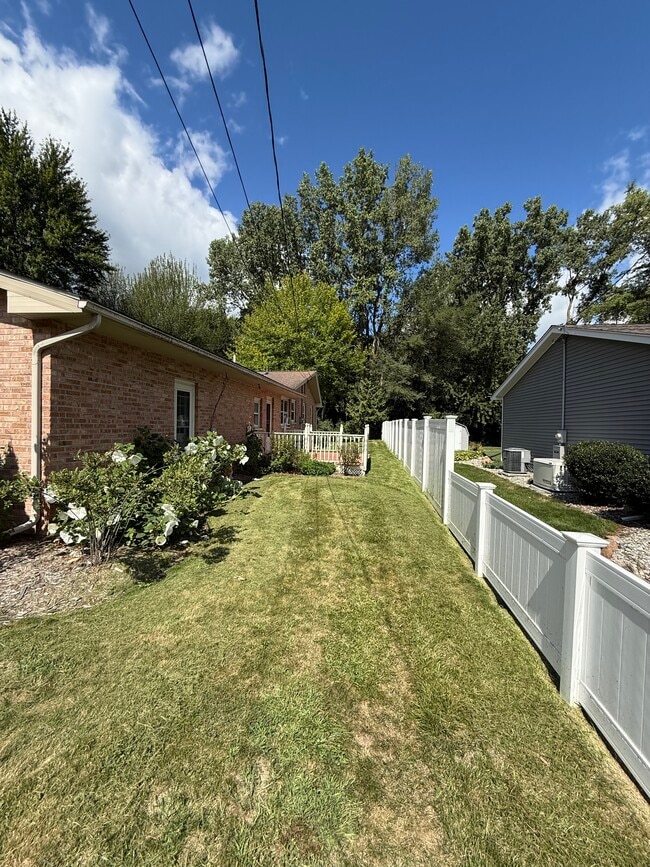 Building Photo - 8903 Highland Dr