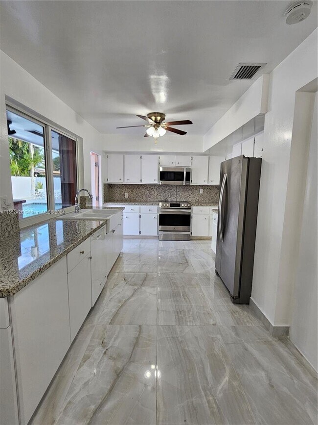 Building Photo - 3005 SW 79th Ave