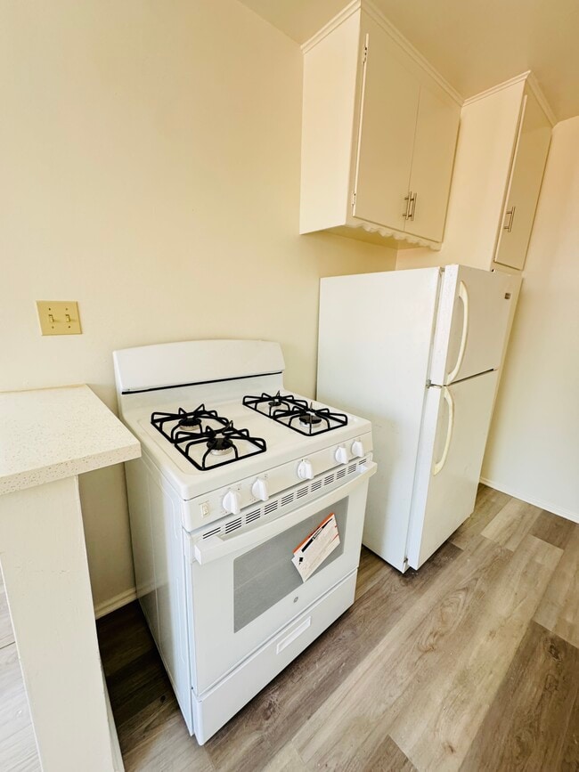 Unit #4 Kitchen - 1049 N Mariposa Ave