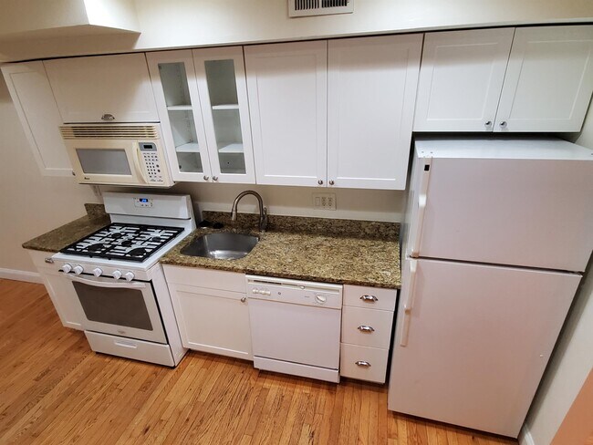 Building Photo - 529 S Port St