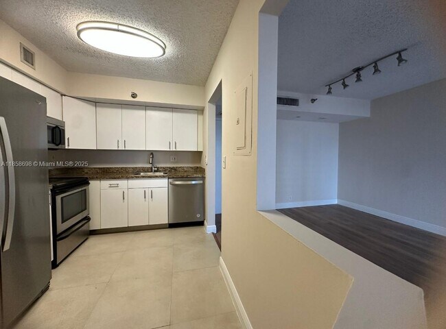 Foto del edificio - 3300 NE 191st St
