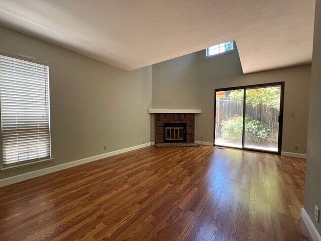 Foto del edificio - Chic Campbell End Unit Townhouse with 2 Bedrooms, Loft & 2.5 Baths