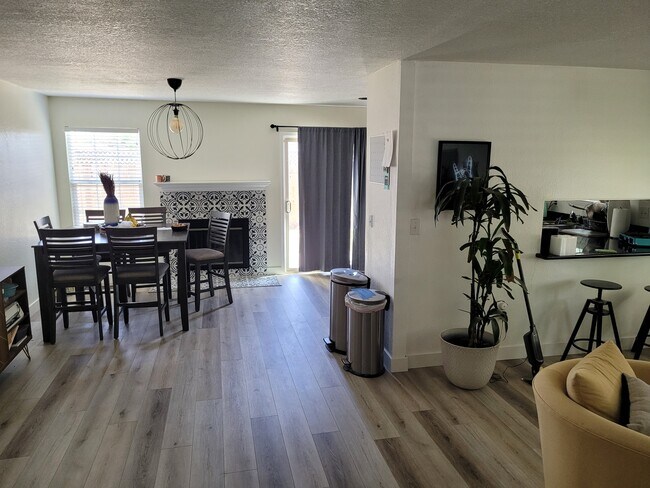 Building Photo - 826 Scottsdale Dr