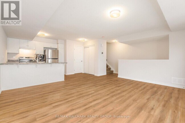 Building Photo - 290 Zenith Private