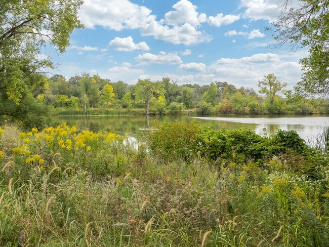 Foto del edificio - 6625 W Shore Dr