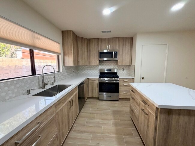 Building Photo - 1496 E Luna Way