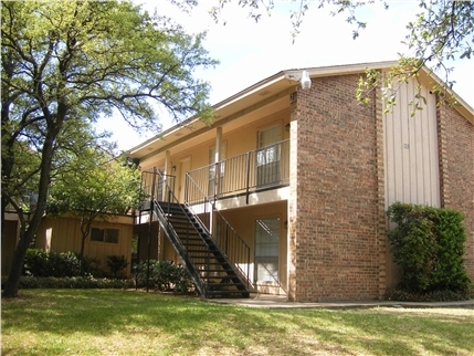 Primary Photo - Crestwood Apartments