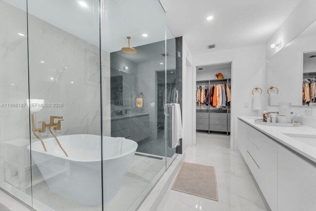 Building Photo - 700 NE 24th St