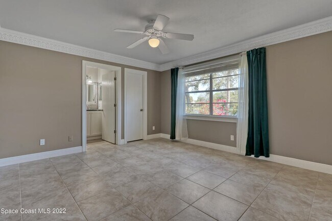 Building Photo - 4361 Silver Lake Dr