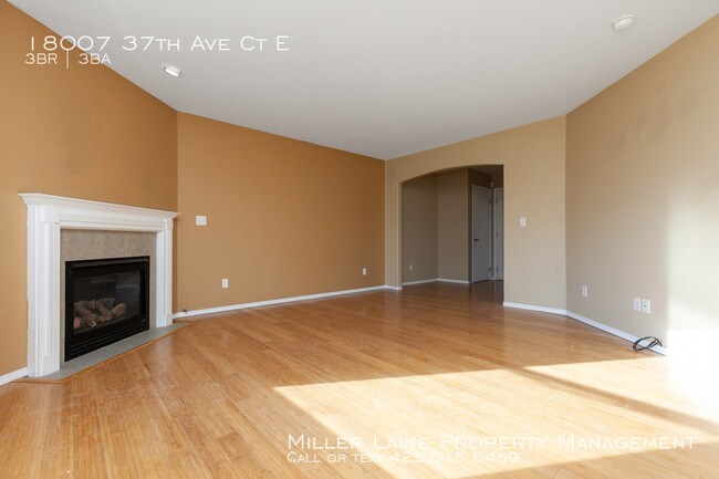 Building Photo - Tacoma 3 Bedroom, Minutes to JBLM!
