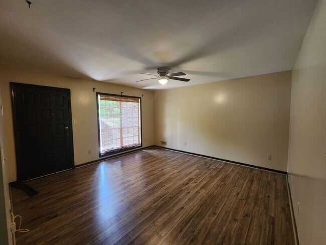 Foto del edificio - 5848 Oakleaf Drive