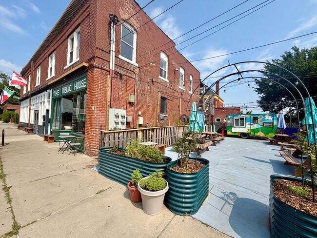 Foto del edificio - {2202 - A} Spacious Two Bedroom Condo in Historic Pendleton Heights Available Immediately