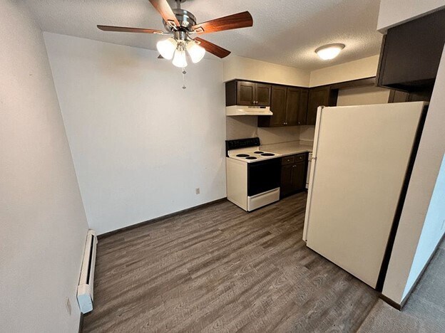 Eat-in Kitchen - 901 18th St