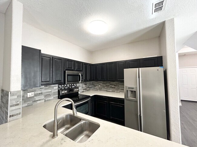 Building Photo - Beautiful 3/2.5 Modern Townhome with a Lar...