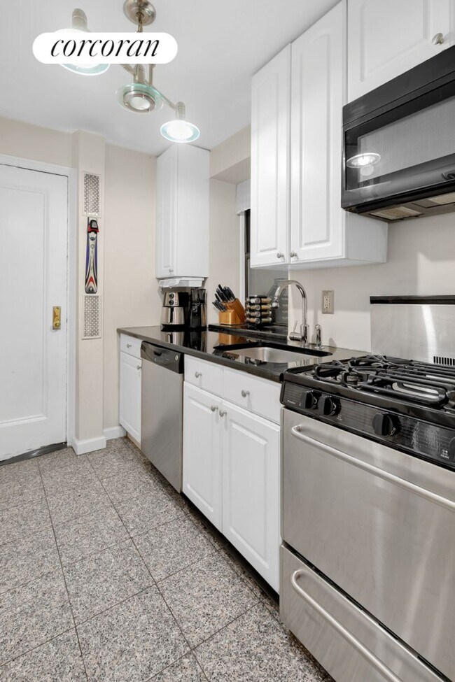 Building Photo - 142 E 49th St