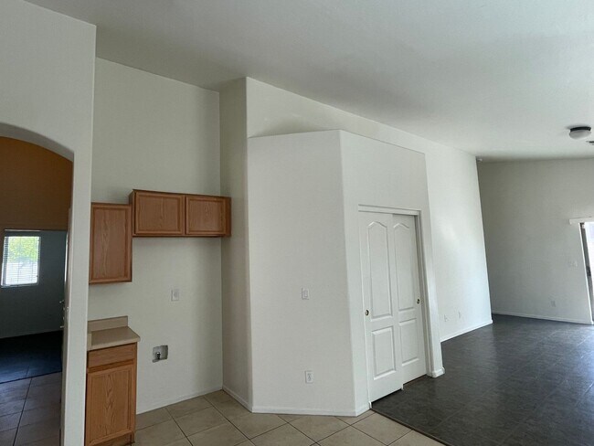 Foto del edificio - SPACIOUS 4 BEDROOM, 2 BATH SPLIT FLOOR PLAN