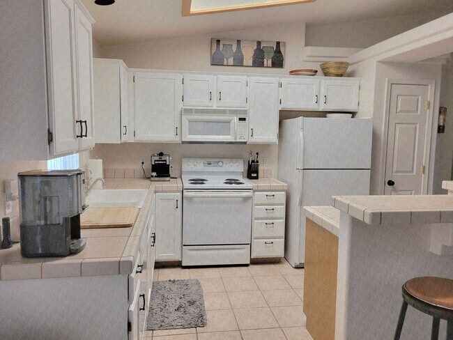 Foto del edificio - Winter Furnished Available 3 Month Lease