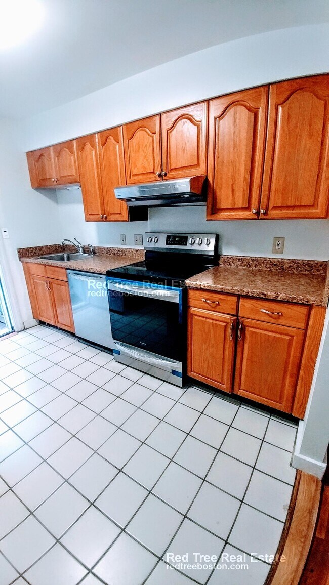 479 High St Unit 2A, Dedham, MA 02026 Condo for Rent in Dedham, MA