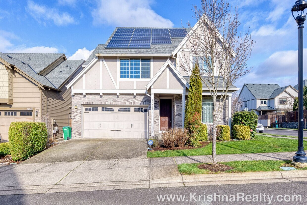 Foto principal - Outstanding 4 BD* 3* BA + *Bonus Room* Cor...