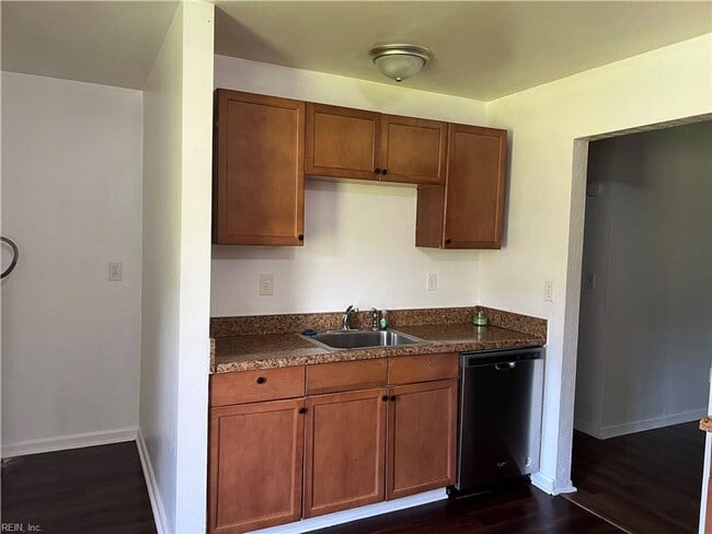 Building Photo - 3-Bedroom Ranch in Camellia Gardens