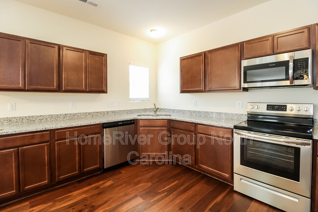Foto del edificio - 3011 Rivercross Dr