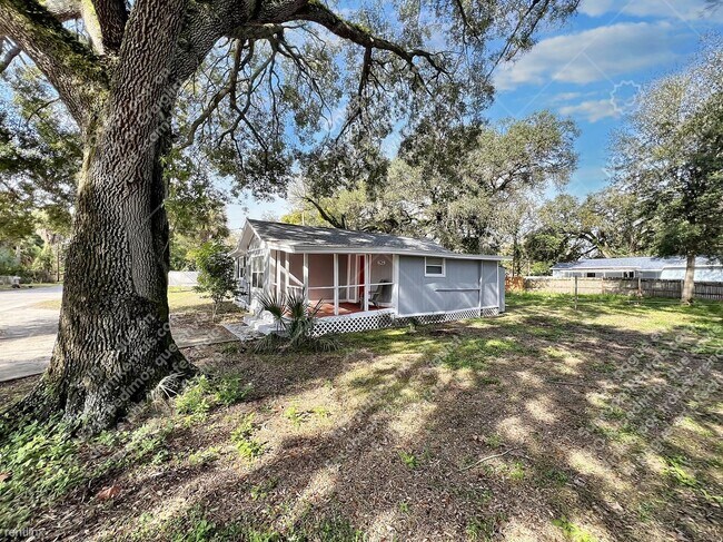 Building Photo - 3 br, 1 bath House - 2902 E Caracas St