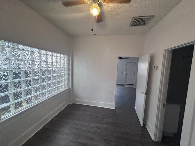 Foto del edificio - 616 E 8th St