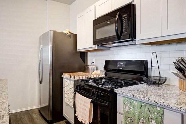 Building Photo - 3 bed 2 bath 2 car garage only two years o...