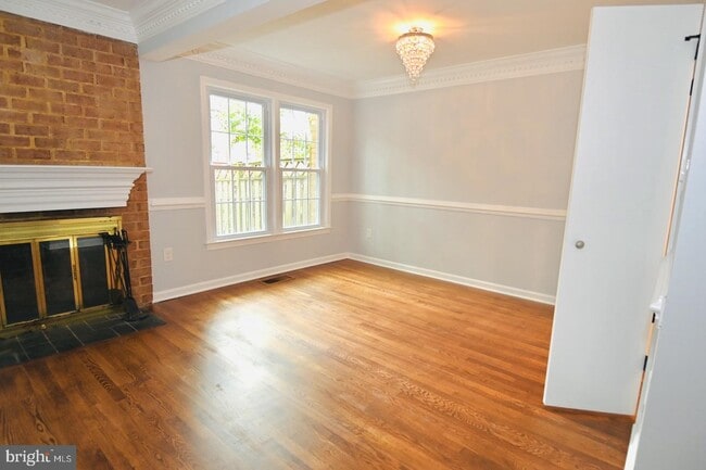 Photo - 1009 N Van Dorn St Townhome