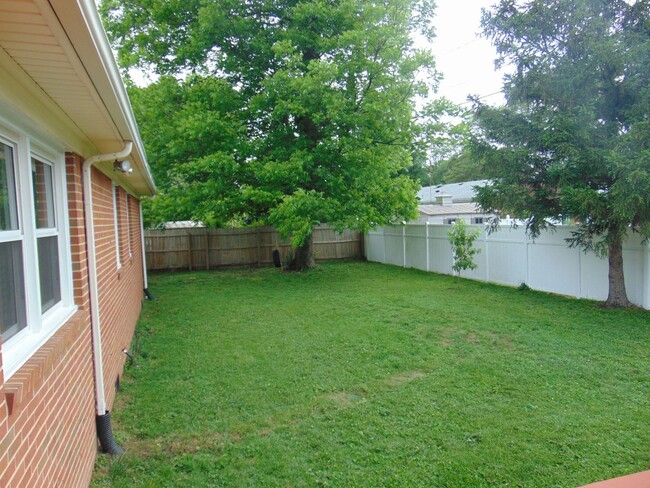 Foto del edificio - ALL BRICK RANCH WITH ATTACHED GARAGE