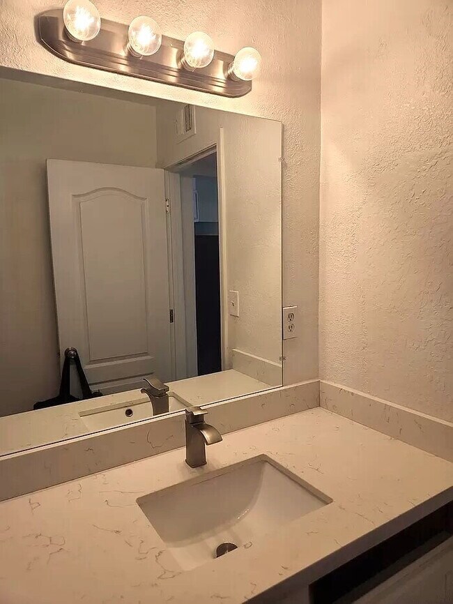 Building Photo - TERRIFIC 2 BEDROOMS 1 BATH SINGLE STORY FO...