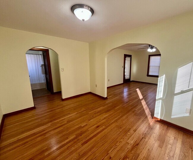 Building Photo - Two bedroom house