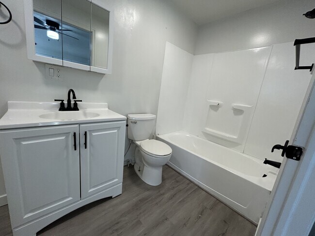 Foto del edificio - 951 N Redwood Rd