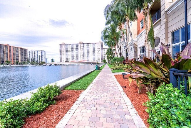 Foto del edificio - 17145 N Bay Rd