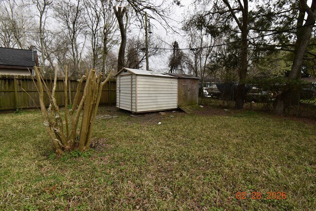 Building Photo - 623 Honeysuckle Dr