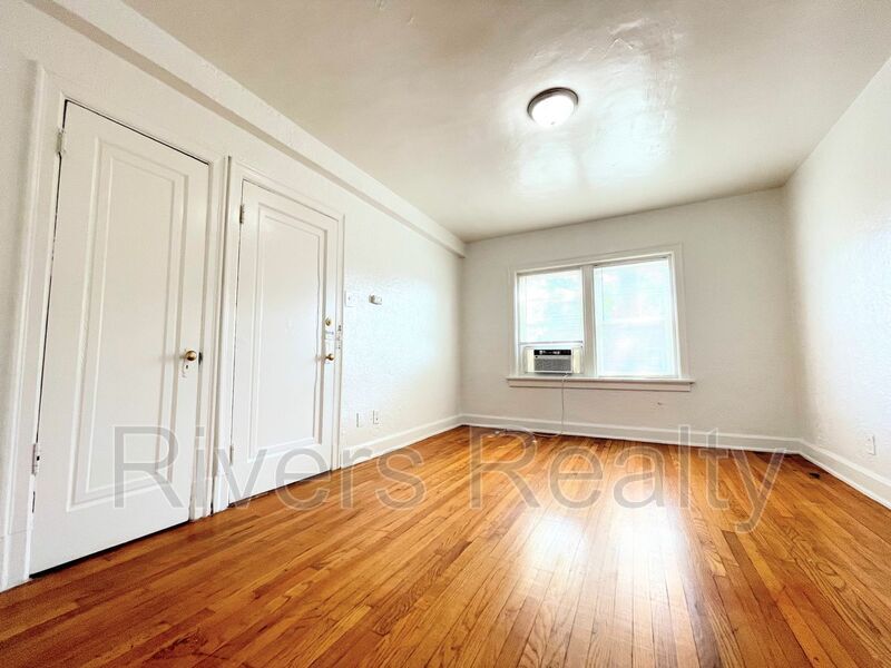 Foto principal - 3619 Hereford St