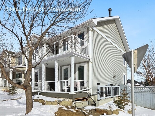 Photo du bâtiment - SPACIOUS 2 BEDS, 2 BATHS LOWER SUITE | PRIVATE GROUND-LEVEL ENTRY | INTERNET INCLUDED