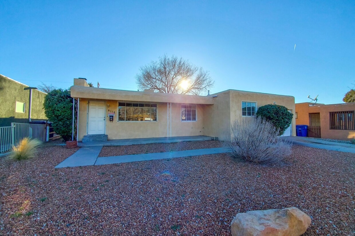UPTOWN 3 Bedroom +Office 2 Bath with Garage - UPTOWN 3 Bedroom +Office  2 Bath with Garage