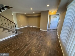 Building Photo - 131 Chelsea Cir