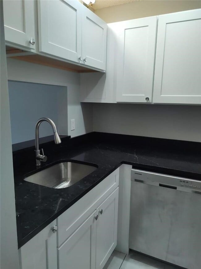 Foto del edificio - 1022 Twin Lakes Dr