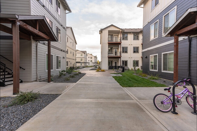 Building Photo - Woodburn Place Apartment Homes