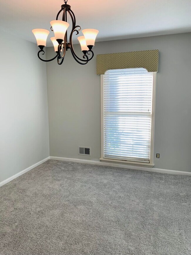 Foto del edificio - Spacious Three Bedroom/Three Bath Ranch in...