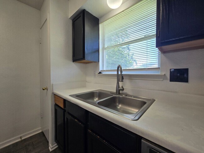 Foto del edificio - PRICE REDUCTION - AVAILABLE NOW!