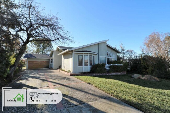 Foto del edificio - Larger West Redding Home, Landscaping Incl...
